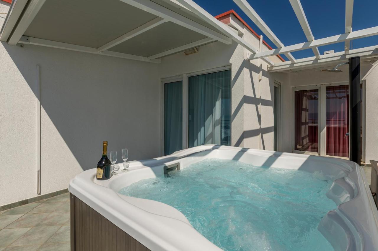 Seaside Penthouse With Hot Tub Sky Living Daire Split Dış mekan fotoğraf